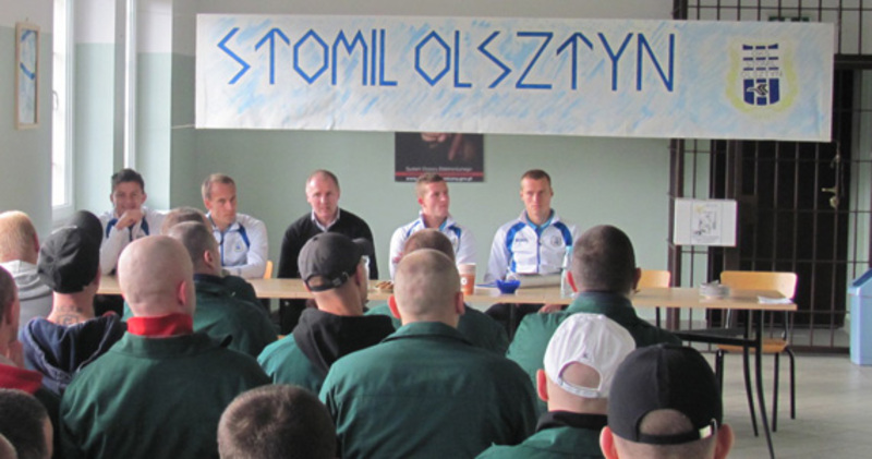 Przedstawiciele Stomilu Olsztyn odwiedzili więźniów w Zakładzie Karnym w Kamińsku, fot. stomilolsztyn.com