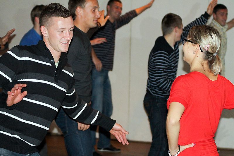 Piłkarze Stomilu Olsztyn uczą się tańczyć, fot. Artur Szczepański