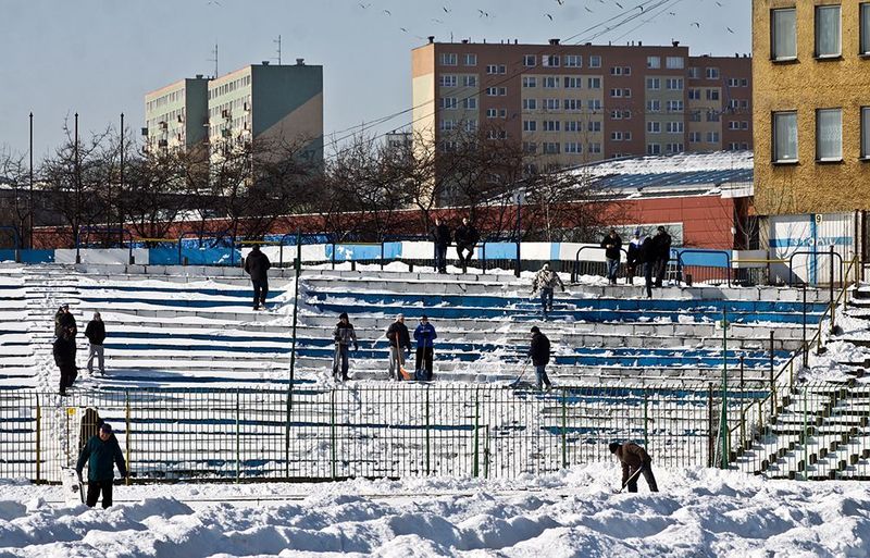 Odśnieżanie stadionu Stomilu Olsztyn, fot. Artur Szczepański