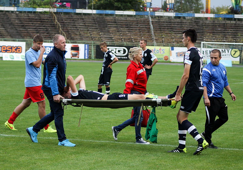 Rafał Śledź z powodu groźnej kontuzji musiał opuścić boisko, fot. Artur Szczepański