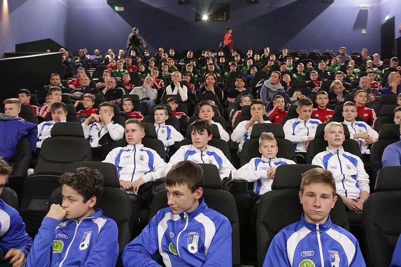 Młodzi piłkarze podczas losowania Stomil Cup w kinie Helios, fot. Emil Marecki