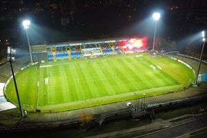Stadion bez bieżni, ale za to ze schronem i urzędnikami